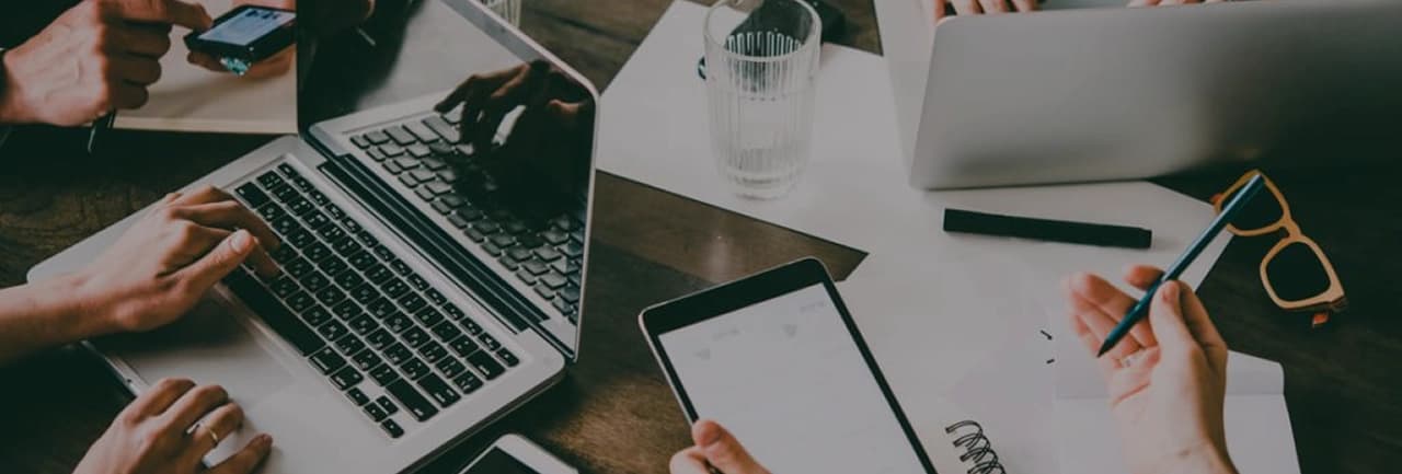 Bureau collaboratif moderne